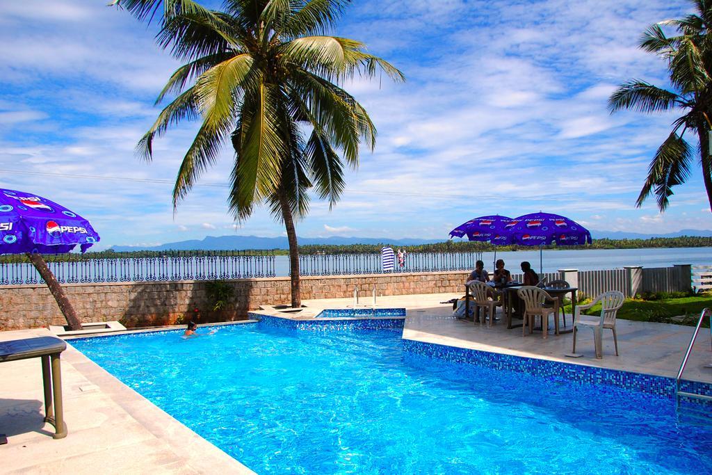 Blue Waters Hotell Kundapur Exteriör bild