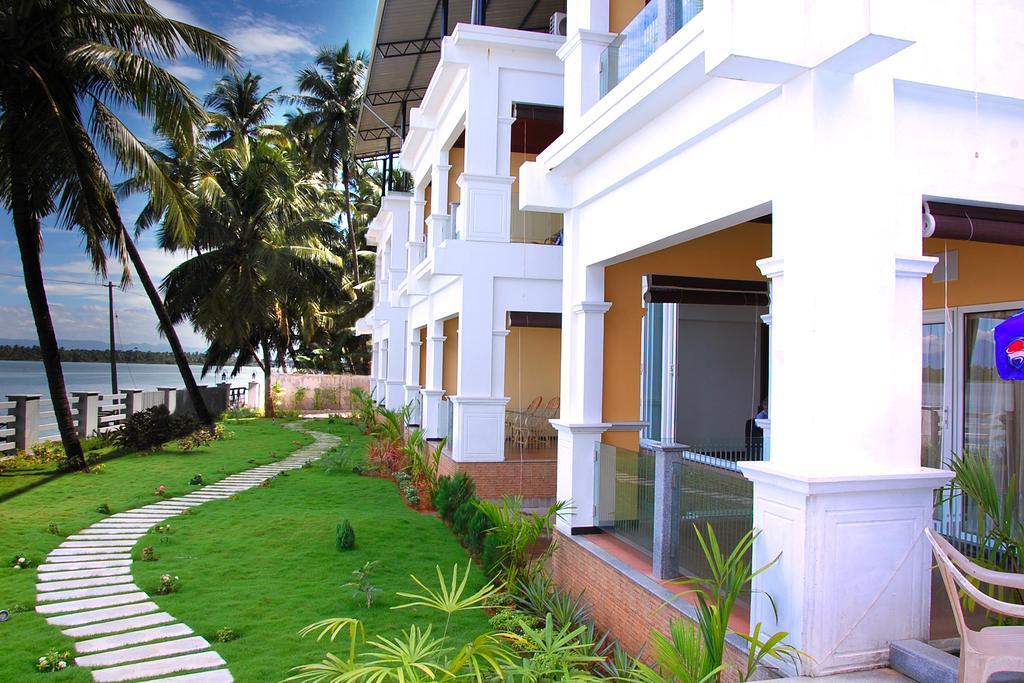 Blue Waters Hotell Kundapur Exteriör bild